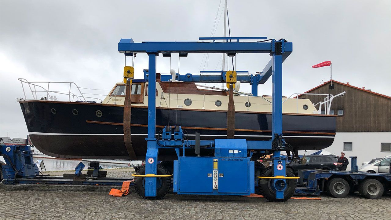 Transport drewnianego jachtu Kernow
